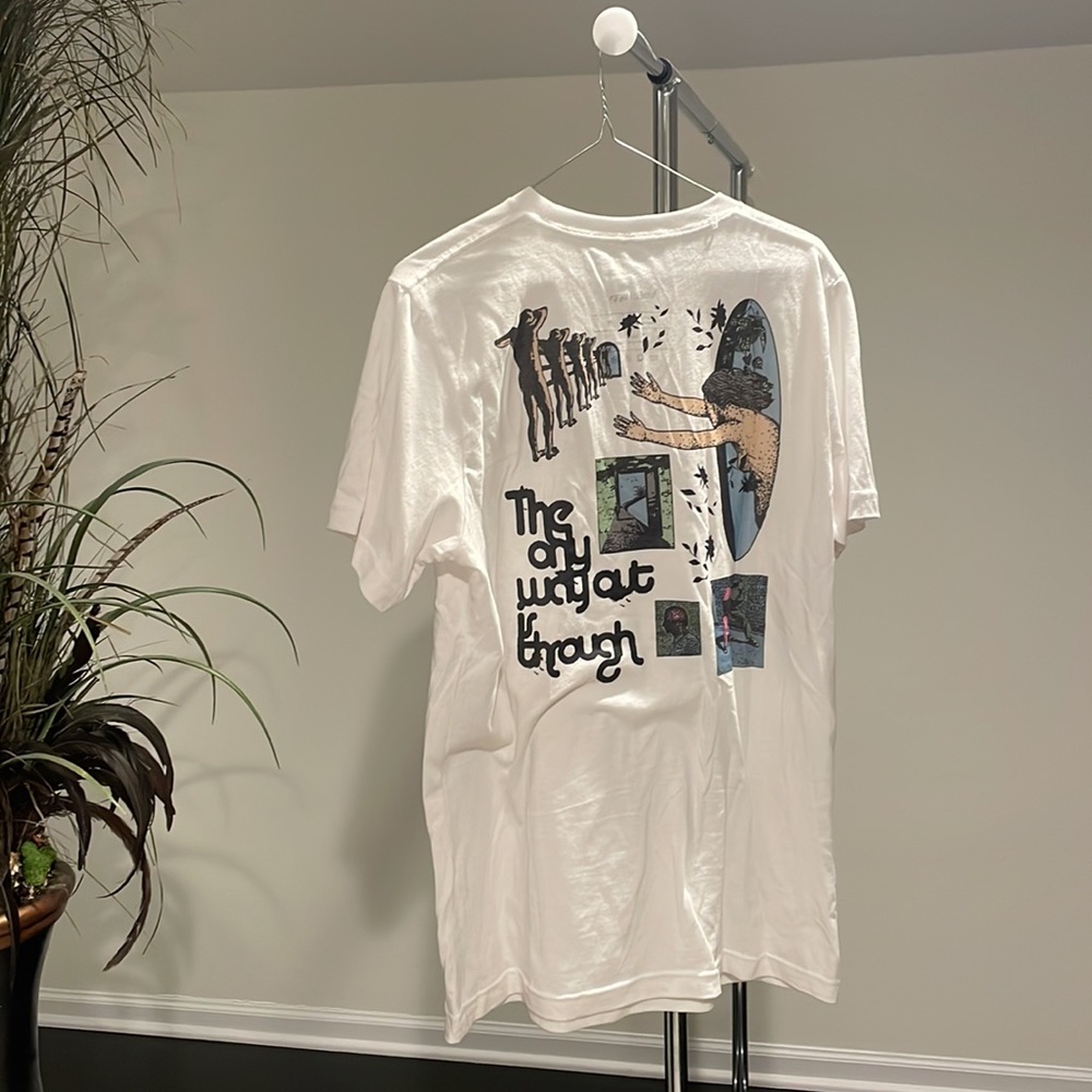 Cool graphic t. Worn once